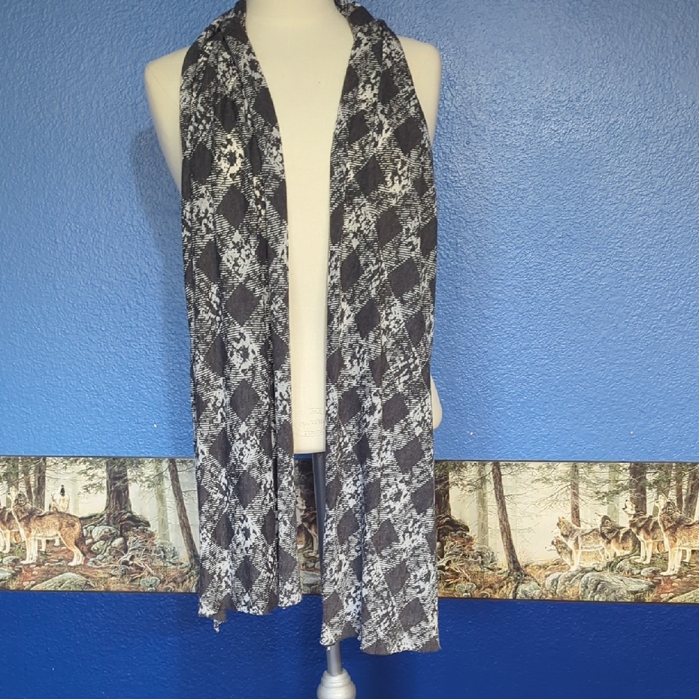 Gray and White Patterned Scarf